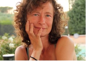 Craniosacraal therapeut legt haar handen zacht op de rug van een cliënt