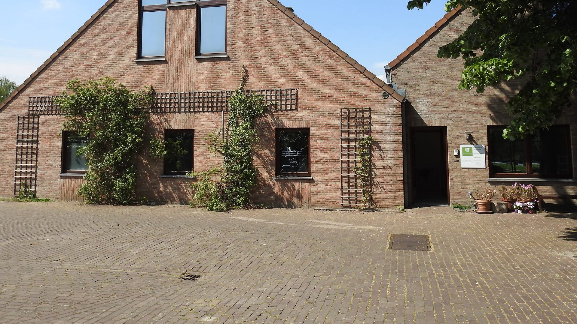 Sfeervolle, rustige ruimte van Groepspraktijk CEL met warme natuurlijke tinten